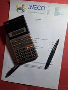 Factuur met rekenmachine en pen